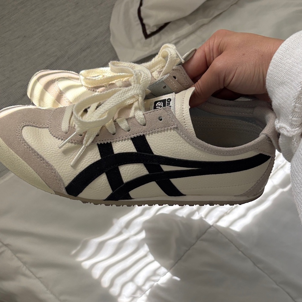 Onitsuka Tiger Cream & Black Low-Top Sneakers - Picture 3 of 9